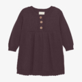 Dunkelbraunes Strickkleid für Kleinkinder mit Holzknöpfen an der Vorderseite und langen Ärmeln.