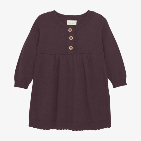 Dunkelbraunes Strickkleid für Kleinkinder mit Holzknöpfen an der Vorderseite und langen Ärmeln.
