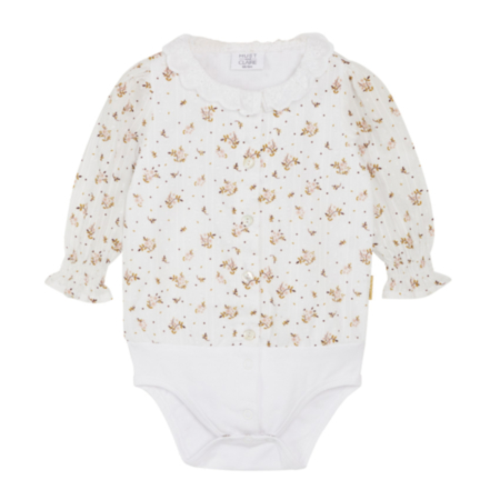 Weiße Baby-Kleidung mit zartem Blumenmuster und Knöpfen, ideal für besonderen Anlässe oder tägliche Entdeckungstouren.