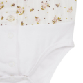 Weißer Babybody mit Blumenmuster und Knöpfen aus Baumwolle. Ideal für komfortablen Baby-Stil.