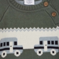 Grüner Baby-Pullover mit blauen Auto-Motiven und Knöpfen, aus weichem Strickstoff.