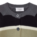 Gestreifter Kinderstrickpullover in Grau, Schwarz und Beige mit Knöpfen und Etikett von Hust & Claire, Größe 50/0m.