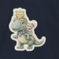 Niedlicher grüner Dinosaurier mit Tieren auf Rücken, lustiges Design auf dunkelblauem Hintergrund, Kinderkleidungsmotiv.