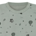 Graues Kinder-T-Shirt mit schwarzen Motiven: Traktor, Heißluftballon, Flugzeug, Sterne und Blätter, Baumwollstoff.