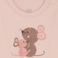 Niedliches Baby-T-Shirt mit zwei gezeichneten Mäusen, rosa und braun, die freundlich miteinander kuscheln.