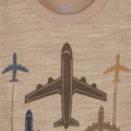 T-Shirt-Design: Verschiedene Flugzeuge in Blau- und Brauntönen auf beigem Hintergrund. Perfekt für Luftfahrtfans.