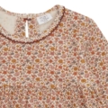 Blumenkleid für Kinder mit herbstlichem Muster und Rüschenkragen, Marke sichtbar im Etikett.