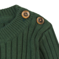 Grüner Strickpullover mit Holzknöpfen auf der Schulter, Nahaufnahme des robusten Rippstrickmusters.