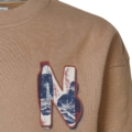 Beiges Sweatshirt mit aufgedrucktem N, verziert mit maritimem Motiv in Blau und Rot.